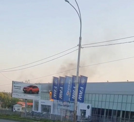 Рано утром в Пензе загорелся крупный автосалон