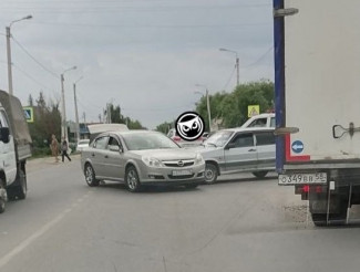 Под Пензой образовалась пробка из-за аварии с двумя легковушками