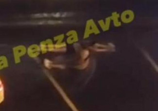 В Пензе сняли на видео купающихся в луже полуголых девушек