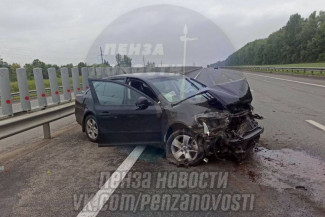 Жесткое ДТП на трассе Пенза-Тамбов: черная иномарка влетела в отбойник