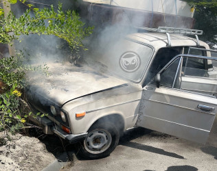 На улице Ладожской в Пензе загорелся автомобиль