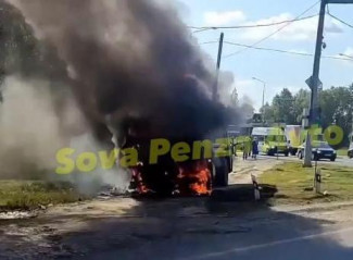 Мусоровоз, полыхающий под Пензой, попал в объективы видеокамер