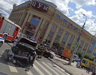 Жуткая авария в центре Пензы: возле ЦУМа разбились две машины