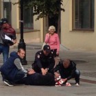 На Московской мужчина с пробитой головой истекает кровью