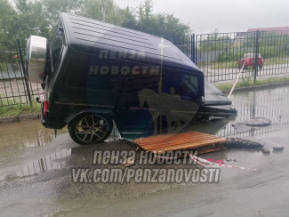 Проклятое место: в Пензе за день на улице Терновского провалилось несколько авто