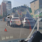 На перекрестке в центре Пензы произошла авария с двумя легковушками