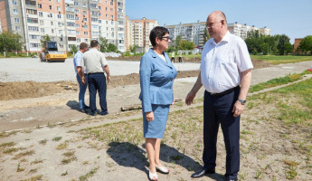 Вадим Супиков осмотрел спортплощадку, стоящуюся по проекту Газпром–детям