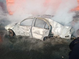Появились новые фото с места ЧП со сгоревшей в Пензенской области машиной