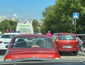 На улице Воронова в Пензе осложнено движение из-за аварии