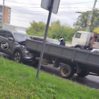 Жесткая авария в Пензе: легковушка врезалась в грузовик