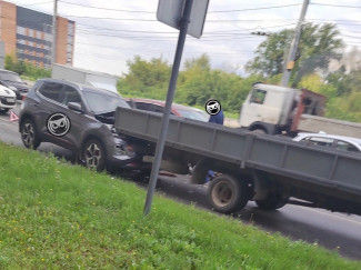 Жесткая авария в Пензе: легковушка врезалась в грузовик