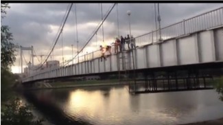В Пензе двое горящих молодых людей бросились с моста в Суру