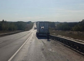 В Пензенской области образовалась пробка из-за влетевшей в отбойник фуры