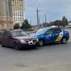 На улице Ленина в Пензе попала в аварию машина Яндекс.Такси