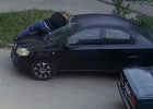В Пензе неадекватный мужчина разбил машину, поспал в ней, и ушел в закат. ВИДЕО