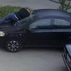 В Пензе неадекватный мужчина разбил машину, поспал в ней, и ушел в закат. ВИДЕО