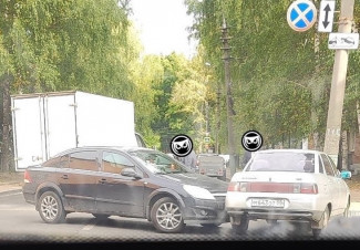 На улице Маршала Крылова в Пензе образовалась пробка из-за ДТП