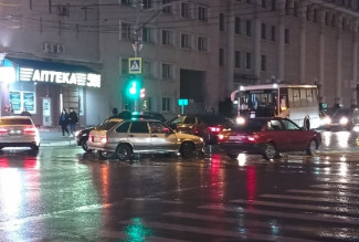Не получилось разъехаться: пензенцы сообщают об аварии возле ЦУМа