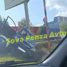 В Пензе две машины врезались в столб, водителя заблокировало в салоне