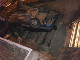 Опубликованы ужасающие фото с места падения легковушки в котлован в Пензе