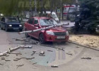 В Пензе сухое дерево придавило легковушку 