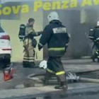 В Пензе крупный пожар на СТО уничтожил легковую иномарку
