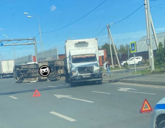 На улице Аустрина в Пензе перевернулся грузовик – соцсети
