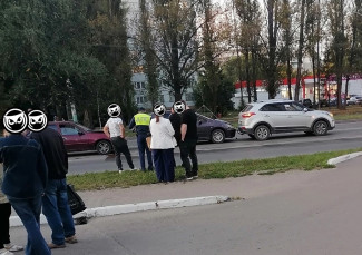 На проспекте Строителей в Пензе образовалась пробка из-за тройной аварии