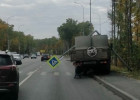 В Пензе грузовик снес дорожный знак