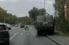 В Пензе грузовик снес дорожный знак