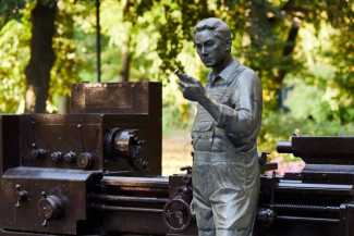 Памятнику токаря в Пензе исполняется семь лет