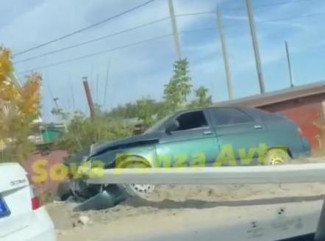 В пензенской Бугровке машина снесла фонарный столб. ВИДЕО
