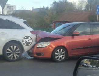 На улице Бекешской в Пензе в жестком ДТП изуродовало легковушку