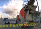 На видео попал момент столкновения легковушки и бетономешалки в Пензе