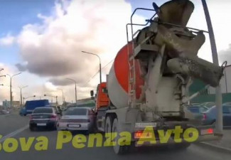 На видео попал момент столкновения легковушки и бетономешалки в Пензе