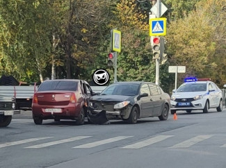 В Пензе две машины жестко столкнулись на перекрестке