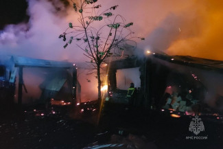 В Пензе около 50 человек боролись с крупным пожаром в частном секторе