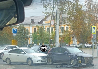 В центре Пензы произошла авария с тремя машинами