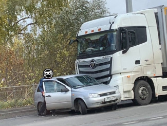 На улице Ульяновской в Пензе огромная фура врезалась в легковушку