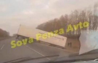 В Пензенской области вылетел с дороги огромный большегруз