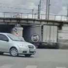 Новая жертва. Под злополучным мостом в Пензе застрял очередной грузовик