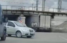Новая жертва. Под злополучным мостом в Пензе застрял очередной грузовик