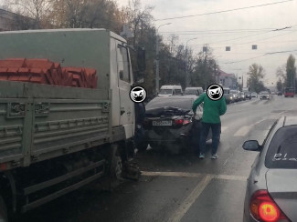 На улице Гагарина в Пензе грузовик врезался в легковушку
