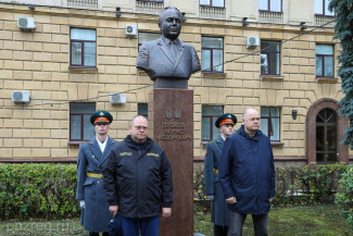 В Пензе состоялась церемония открытия памятника Борису Зубкову