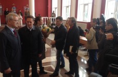 Символично. Василию Мельниченко благодарные избиратели подарили цветы 