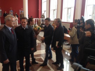 Символично. Василию Мельниченко благодарные избиратели подарили цветы 