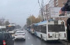 В центре Пензы остановившиеся троллейбусы перекрыли одну полосу движения