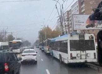В центре Пензы остановившиеся троллейбусы перекрыли одну полосу движения