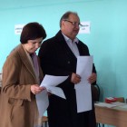 Кондрашин и Гуляков пришли на выборы в сопровождении супруг