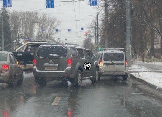 На улице Гагарина в Пензе образовалась пробка из-за ДТП